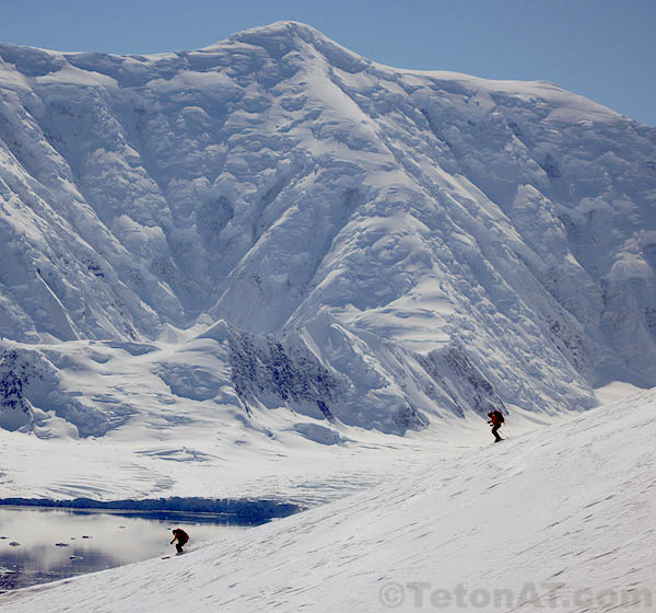 skiers-in-front-of-francois skiers-in-front-of-francois