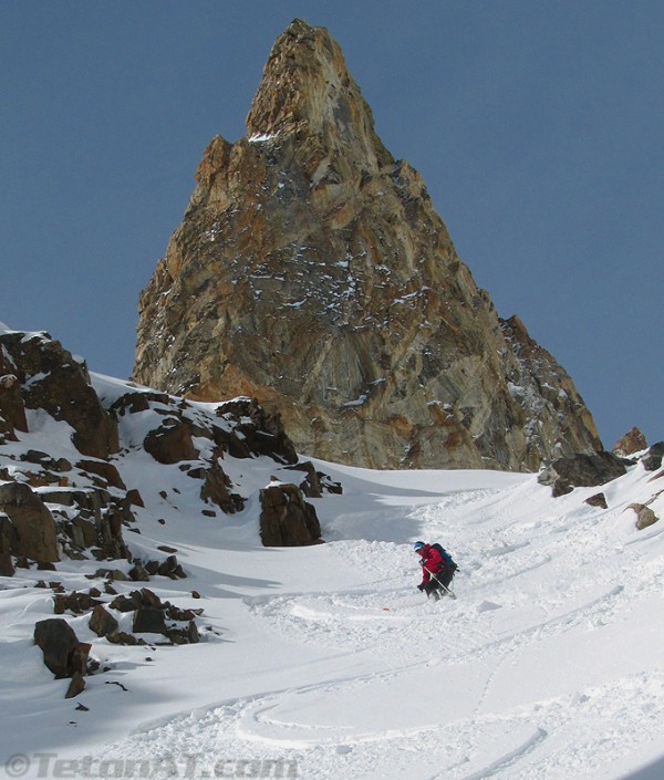 julia drops in to dike couloir